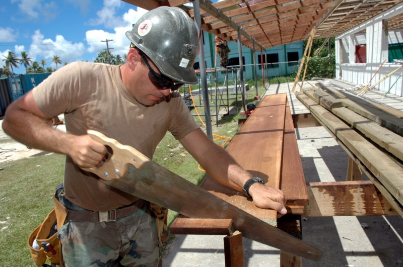 ebeniste-LE CANNET-min_worker_construction_building_carpenter_male_job_build_helmet-893290